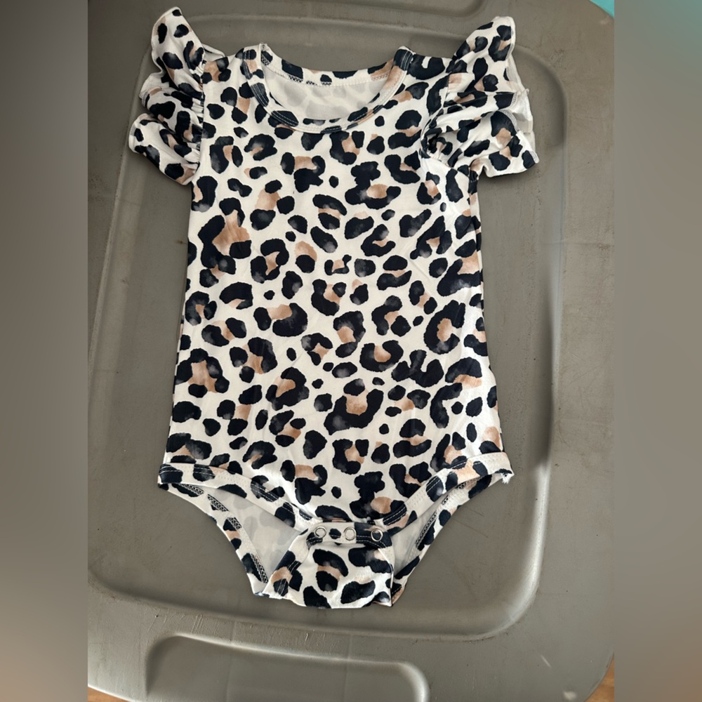 Super cute leopard onesie 6/12 month